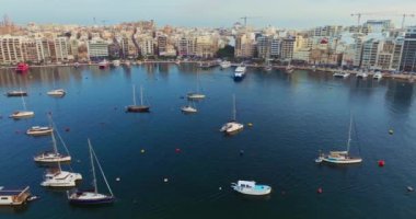 Valletta Marina Havacılık Manzarası. Akdeniz 'deki çarpıcı şehir manzarası ile Güzel Körfez' de demirli tekne ve yatlar. Yüksek kalite 4k görüntü