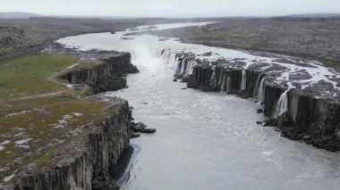 İzlanda 'daki Tanrıların Şelalesi olarak bilinen Godafoss Şelalesi' nin Gökyüzü Manzarası Şelaleleri Şelaleleri 'nin Doğal Harikası' nı gösteriyor. Yüksek kalite 4k görüntü