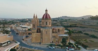 Malta 'nın Gozo adasındaki katedralin havadan görünüşü. Akdeniz 'de bir kilisenin mimarisi, Avrupa' da seyahat ve turizm. Yüksek kalite 4k görüntü