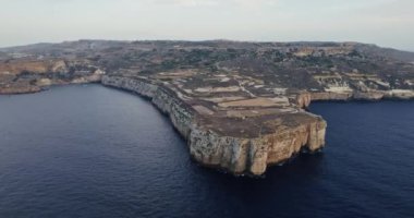 Maltas 'ın Nefes Kesen Deniz Manzarası Akdeniz Dalgaları' nın Rocky Kıyıları 'na çarptığını gösteriyor. Yüksek kalite 4k görüntü