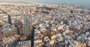 Malta şehir merkezindeki Kentsel Şehir Manzarası Modern Yüksek Binalı Mimariyi Tarihsel Sokaklar Arasında Gösteriyor. Yüksek kalite 4k görüntü