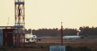Havaalanı Pistinden Kalkan Yolcu Uçağı Dünya çapında Seyahat ve Turizm Sanayiinde Tatmin Edici Uçuş Deneyimi Yakalıyor. Yüksek kalite 4k görüntü