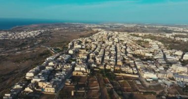 Gozo Malta Adası 'ndaki Hondoq Qala' nın Manzarası. Manzaralı Kıyı Sokakları ve Tarihi Akdeniz Mimarisi. Yüksek kalite 4k görüntü