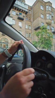 Şehir Trafiğindeki Kadın Elleri Kontrollü Direksiyon 'un Detaylı Kapanışı Şehir Sokakları' nda İşe Araba Sürüyor. Yüksek kalite 4k görüntü