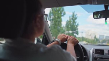 Çalışmak için Araba Kullanan Kız, Şehir Trafiğinde Direksiyona Yakınlaşan Şehir Sokakları 'ndan Geçiyor. Yüksek kalite 4k görüntü