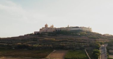 Mdina 'nın havadan görünüşü, Malta. Tarihi mimarisi ve güzel taş caddeleri olan bir turist kasabasının şehir manzarası. Yüksek kalite 4k görüntü