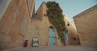 Mdina 'nın Malta adasındaki tarihi sokak mimarisi. Başkentin turistik yerleri, güzel evler. Şehir içinde yürür, şehir manzarası. Yüksek kalite 4k görüntü