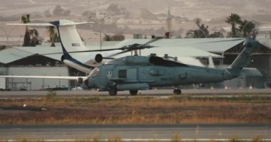 Yolcu transferleri ve hava taşımacılığı operasyonları için dönen bıçaklarla askeri helikopter pistinde taksicilik. Yüksek kalite 4k görüntü