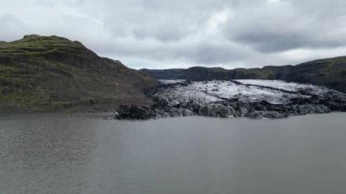 İzlanda dağlarındaki bir buzulun havadan görünüşü. Atlantik Okyanusu kıyısındaki küresel ısınma buzulu yüzünden eriyen kar. Yüksek kalite 4k görüntü
