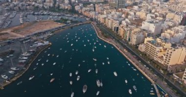 Valletta Marina Havacılık Perspektifi. Etrafı Şehir Mimarisi ve Akdeniz Büyüsüyle çevrili görkemli bir körfezde tekne ve yatlarla dolu. Yüksek kalite 4k görüntü