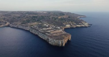 Dik Rocky Sahilleri ve Akdeniz 'in Güzel Çarpışan Dalgaları' nın yer aldığı Malta Sahili 'nin Görkemli Doğal Manzarası. Yüksek kalite 4k görüntü