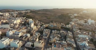 Gozo Malta 'daki Hondoq Qala' nın Tarihi Sokaklar ve Vibrant Akdeniz Sahil Manzarası Manzarası. Yüksek kalite 4k görüntü