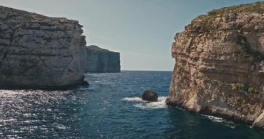 Malta 'nın Gozo adasındaki Mantar Kayası' nın havadan görünüşü. Akdeniz kıyısında güzel bir turistik deniz manzarası. Yüksek kalite 4k görüntü