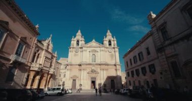 Mdina, Malta 'daki St. Pauls Katedrali mimarisi. Güzel bir turist binasının, adanın eski sokaklarının videosu. Yüksek kalite 4k görüntü