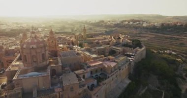Mdina 'daki St. Pauls Katedrali, Malta hava manzaralı. Akdeniz 'de sokakları ve tarihi binaları olan bir turist kasabasının mimarisi. Yüksek kalite 4k görüntü
