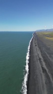 İzlanda 'daki siyah kumsal manzarası. Atlantik Okyanusu 'nun inanılmaz turistik manzarası. Yüksek kalite 4k görüntü