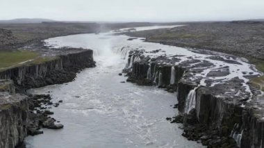 İzlanda 'daki Godafoss Şelalesi' nin Havadan Görüntüsü Popüler Turist Bölgesi 'ndeki Doğa ve Şelalelerin Güzelliğini Vurguluyor. Yüksek kalite 4k görüntü