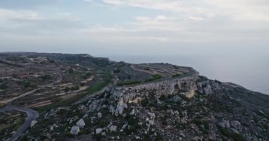 Dramatik Rocky Sahilleri ve Akdeniz 'in Güçlü Dalgaları' nın yer aldığı Maltas Sahili 'nin Nefes Kesen Hava Görüntüsü. Yüksek kalite 4k görüntü