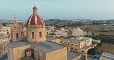 Malta 'nın Gozo adasındaki katedralin havadan görünüşü. Mchsta 'nın manzarasında güzel bir tarihi mimari. Yüksek kalite 4k görüntü