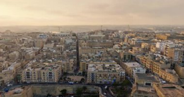 Sunset 'te Valletta Malta' nın Büyüleyici Hava Manzarası Tarihi Katedraller ve Binaların Güzel Mimarisi ile Şehir Manzarası 'nı gözler önüne seriyor. Yüksek kalite 4k görüntü