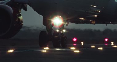 Gece Havalimanı Yaşamı ve Yolcu Uçuşları 'nda Lighted Runway' de Uçan Tekerleklerin Detaylı Çekimi. Yüksek kalite 4k görüntü