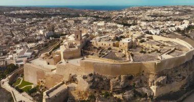 Malta 'nın Gozo adasındaki Rabat Victoria Kalesi' nin havadan görünüşü. Antik kale turizm tarihi mimarisi. Yüksek kalite 4k görüntü