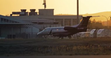 Günbatımı Özel İş Jeti Havaalanı Pisti 'nde Premium VIP Hava Yolları ve Şirket Uçuşlarını sembolize ediyor. Yüksek kalite 4k görüntü