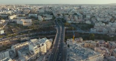 St. Julians Malta 'da hava manzaralı şehir manzarası. Güzel bir şehir trafiğinde, adadaki arabalar için otoban tünelleri. Yüksek kalite 4k görüntü