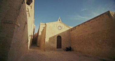 Mdina Malta 'nın Güzel Evleri ve Tarihi Mimarisi Şehir Yürüyüşleri ve Turist Çekimleri İçin Mükemmel. Yüksek kalite 4k görüntü