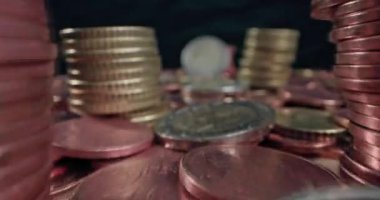 Bankacılık Nakit Operasyonları ve Para Borsası 'nın Masa Kavramı Üzerine Çeşitli Euro Sikkelerinin Kapanışı. Yüksek kalite 4k görüntü