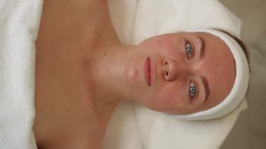 Yüz sorunu olan bir kozmetikçiyle randevusu olan bir kadının yakın çekimi. Güzellik salonu ve kozmetoloji. Yüksek kalite 4k görüntü