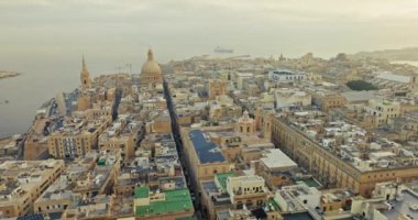 Valletta Malta sokaklarının şehir manzarası, hava manzarası. Katedralli yaya turist sokaklarının antik mimarisi. Yüksek kalite 4k görüntü