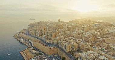 Sunset 'te Valletta Malta' nın çarpıcı hava manzarası. Tarihi Mimari Katedraller ve Güzel Şehir Manzarası ile birlikte Cityscape sergileniyor. Yüksek kalite 4k görüntü