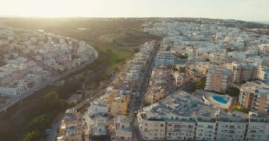 St. Julians Malta 'da günbatımının hava manzarası. Akdeniz kıyısında bir turist kasabası var. Yüksek kalite 4k görüntü