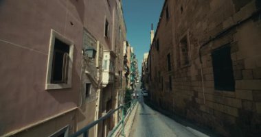 Güzel tarihi caddelerin ve Valletta Malta 'nın mimarisinin şehri. Eski sokaklar, yeşil renkli kapılar ve pencereler, turistler Avrupa 'da turistik bir şehirde yürüyor. Yüksek kalite 4k görüntü