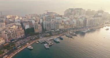 Valletta Malta 'nın Çarpıcı Hava Manzarası Tarihi Sokaklar ve Şehir Manzarası Marina' yı Birincil Turist Varış Yeri Yapan Tekne ve Yatlarla. Yüksek kalite 4k görüntü