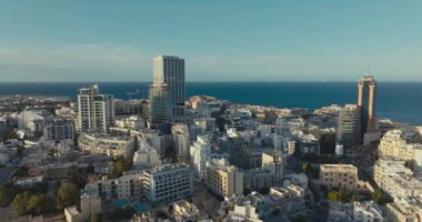 St. Julians Malta Hava Görüntüleri Yüksek Binalar Sokakları ve Akdeniz boyunca Sahil Görüş Alanı ile Güzel Şehir Manzarası. Yüksek kalite 4k görüntü