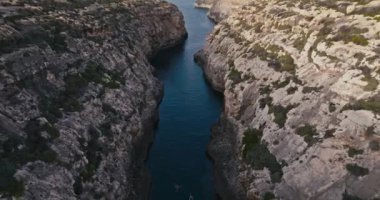 Yukarıdan Gozo Rocky Akdeniz Sahil Hattı 'nı araştırıyoruz: Güzel Uçurumlar ve Manzaralı Sahil Manzaraları' nın Hava Perspektifleri. Yüksek kalite 4k görüntü