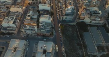 St. Julians Malta 'da hava manzaralı şehir manzarası. Şehir hayatı evlerin, mimarinin, arabaların sürdüğü sokakların şehir manzarası. Yüksek kalite 4k görüntü