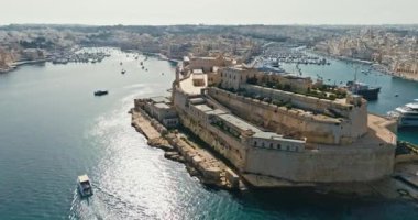 Malta adasındaki St. Angelo havacılık kalesi. Adanın antik turistik tarihi mekanının kalıntıları üzerindeki şehir manzarası. Yüksek kalite 4k görüntü