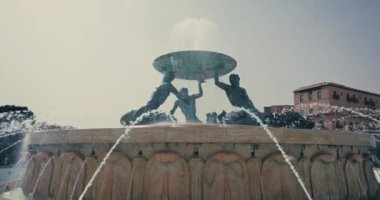 Malta 'nın Valletta kentinin turistik bölgesinde bir çeşme. Bir Avrupa şehrinin güzel caddeleri. Yüksek kalite 4k görüntü