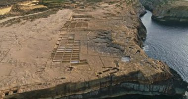 Gozo, Malta 'daki Zebbug adasındaki tuzluk fabrikası, hava manzaralı. Akdeniz 'in güzel doğa manzarası. Yüksek kalite 4k görüntü