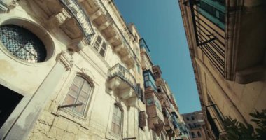 Avrupa Turizm Şehri 'nde Yeşil Kapılar ve Pencerelerle Valletta Malta' daki Tarihi Caddelerin Güzel Mimarisi. Yüksek kalite 4k görüntü