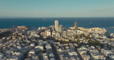 St. Julians Malta Şehri Güzel Modern Mimari Yüksek Binalar ve Turizm Kıyı Caddeleri 'nin Hava Panoraması. Yüksek kalite 4k görüntü
