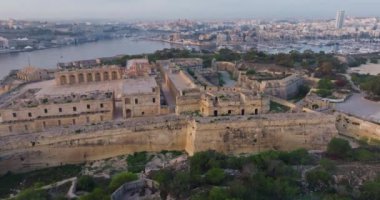 Valletti, Malta 'daki Fort Sant Elmo' nun hava manzarası. Akdeniz kıyısındaki antik kalenin tarihsel mimarisi. Yüksek kalite 4k görüntü