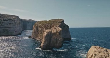 Malta 'nın Gozo adasındaki Mantar Kayası' nın havadan görünüşü. Akdeniz 'in kayalık taşlı kıyıları turist Avrupa' nın deniz manzarasında. Yüksek kalite 4k görüntü
