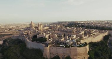 Mdina 'nın havadan görünüşü, Malta. Şehrin turizm adasındaki mimari ve kentsel manzarası. Yüksek kalite 4k görüntü