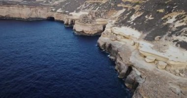 Dalgaların yüksek kayalıklara çarptığı Malta Adası 'ndaki Sersemletici Akdeniz manzarası. Yüksek kalite 4k görüntü