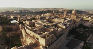 Akdeniz Adası 'ndaki Tarihi Katedral de dahil olmak üzere Mdina Malta Şov Kenti ve Mimari Mucizeleri Hava Manzarası. Yüksek kalite 4k görüntü