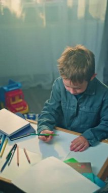 Çocuk Masasındaki Kağıt üzerine Kalemlerle Çizim Yapıyor, Yaratıcı Sanatsal İfade, Öğrenme ve Geliştirmeyi Temsil Ediyor, Çocuk Yuvası Faaliyetleri ve Hayalgücünün Yaşam Tarzı Videosu. 